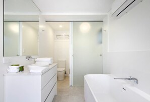 Combined shower/tub, hair dryer, shampoo - Viva la Sunshine - Pool, View & Rooftop (Sunshine Beach)