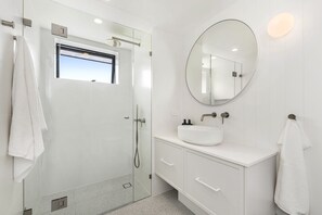 Dusche, Haartrockner, Handtücher, Seife