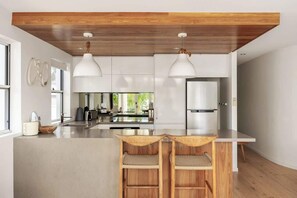 Coffee/tea maker, fridge, oven, stovetop