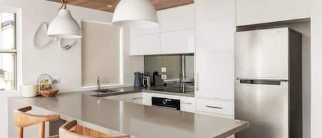 Cafetera y tetera, refrigerador, horno y parrilla de estufa