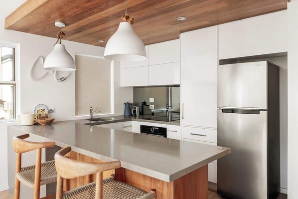 Coffee/tea maker, fridge, oven, stovetop