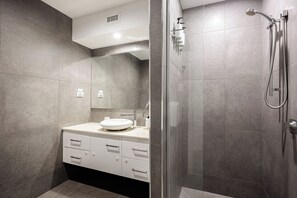 Dusche, Haartrockner, Handtücher, Seife