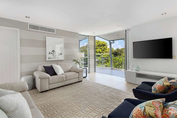 Living area - Stunning Duplex with Rooftop Terrace (Little Cove)
