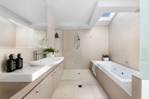 Combined shower/bathtub, hair dryer, towels, soap - Stunning Duplex with Rooftop Terrace (Little Cove)