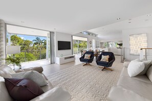 TV, table football, ping pong - Stunning Duplex with Rooftop Terrace (Little Cove)