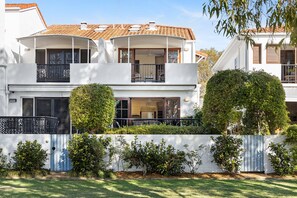 Exterior - Villa Aqua: Riverside Retreat with Pool (Noosaville)