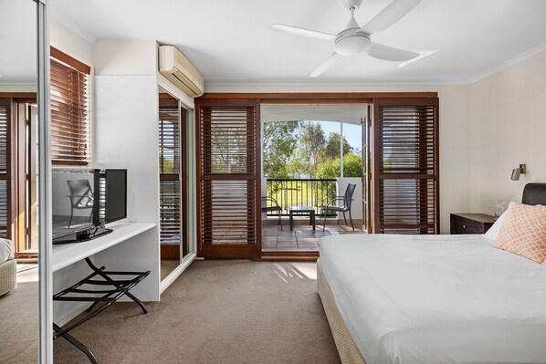 2 bedrooms, free WiFi, bed sheets - Villa Aqua: Riverside Retreat with Pool (Noosaville)