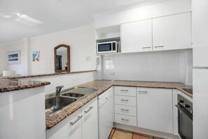 茶具/咖啡用具、冰箱、微波炉、烤箱