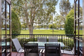 Outdoor dining - Villa Aqua: Riverside Retreat with Pool (Noosaville)