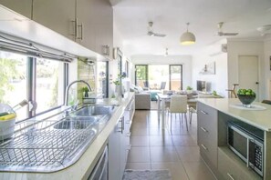 Executive Apartment | Private kitchen | Fridge, microwave, oven, stovetop - ZEN QUEST - 2 Bedroom Apartment (Nightcliff)