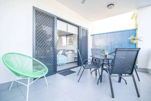 Executive Apartment | Balcony - ZEN QUEST - 2 Bedroom Apartment (Nightcliff)