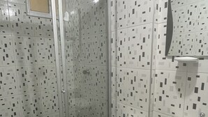 A bathroom with a shower, toilet, and sink. - HOSTEL PARA VIAJEROS (Bogotá)