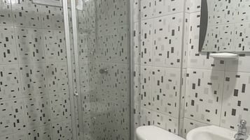 Dormitorio compartido básico | Baño