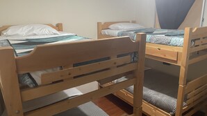 A room with bunk beds and a window. - HOSTEL PARA VIAJEROS (Bogotá)
