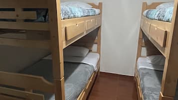 Dormitorio compartido básico | Espacio para trabajar con laptop