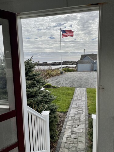 ROSE STAR COTTAGE at NUBBLE LIGHT