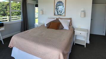 6 bedrooms, WiFi, bed sheets