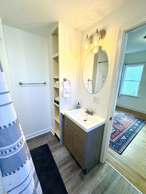 Hiustenkuivaaja, pyyhkeet, saippua, sampoo