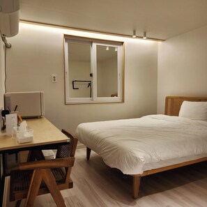 Single Room | Blackout drapes, soundproofing, free WiFi, bed sheets