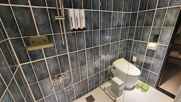 Artículos de tocador gratuitos, secador de pelo, pantuflas, bidet