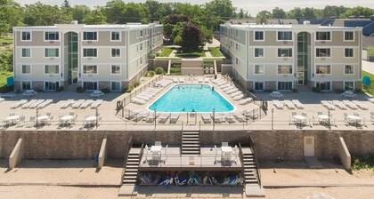 NEW! BEACHFRONT LAKE VIEW Lake Michigan 1BR-private beach/heated pool/sundeck!