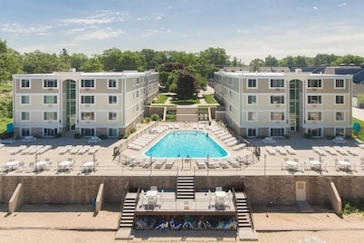 NEW! BEACHFRONT LAKE VIEW Lake Michigan 1BR-private beach/heated pool/sundeck!