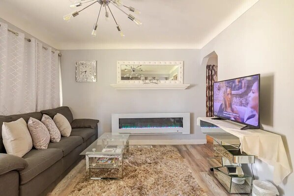 Smart TV, chimenea, biblioteca musical y videoteca 