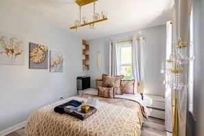 2 habitaciones, escritorio, tabla de planchar con plancha y wifi gratis 