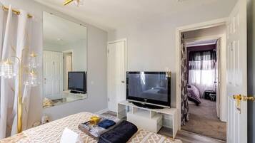 2 bedrooms, desk, iron/ironing board, free WiFi