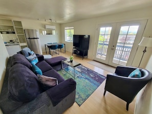 Appartement Deluxe, 1 trÚs grand lit et 1 canapé-lit, cuisine, vue fleuve | Coin séjour | TV connectée, services de streaming
