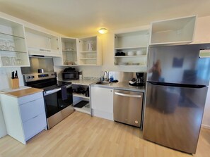 Apt 5 Ground Floor:  Hood River Suites Extended Stay Downtown | Private kitchen | Full-sized fridge, microwave, oven, stovetop - Hood River Suites Apartment Hotel (Hood River)