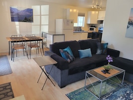 Apt 9: Ground Floor no View Hood River Suites Extended Stay Downtown | Living area | Smart TV, streaming services