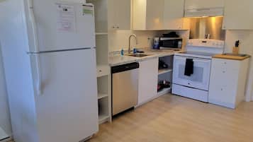 Apt 4 Ground Floor: Hood River Suites Extended Stay Downtown | Private kitchen | Full-size fridge, microwave, oven, stovetop