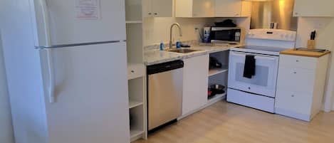 Apt 4 Ground Floor: Hood River Suites Extended Stay Downtown | Private kitchen | Full-sized fridge, microwave, oven, stovetop