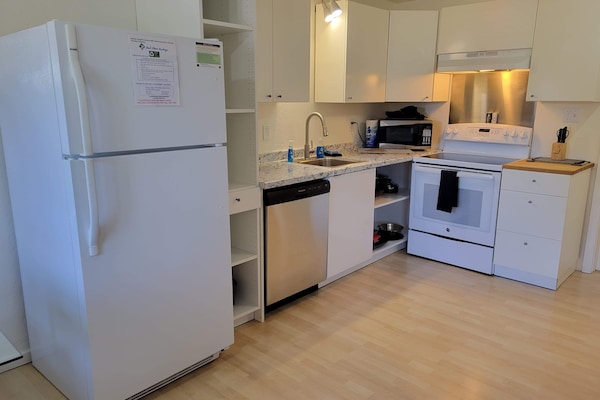 Refrigerador con freezer, microondas, horno, placa de cocina