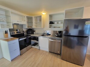 Apt 1 Upper View:  Hood River Suites Extended Stay Downtown | Private kitchen | Full-sized fridge, microwave, oven, stovetop - Hood River Suites Apartment Hotel (Hood River)