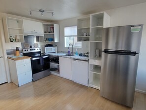 Refrigerador con congelador, microondas, horno y parrilla de estufa 