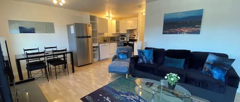 Deluxe appartement, 1 kingsize bed met slaapbank, keuken, uitzicht op rivier | Interieur