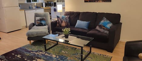 Appartement Deluxe, cuisine, vue sur le fleuve | Aire de séjour | Téléviseur connecté, services de diffusion en continu