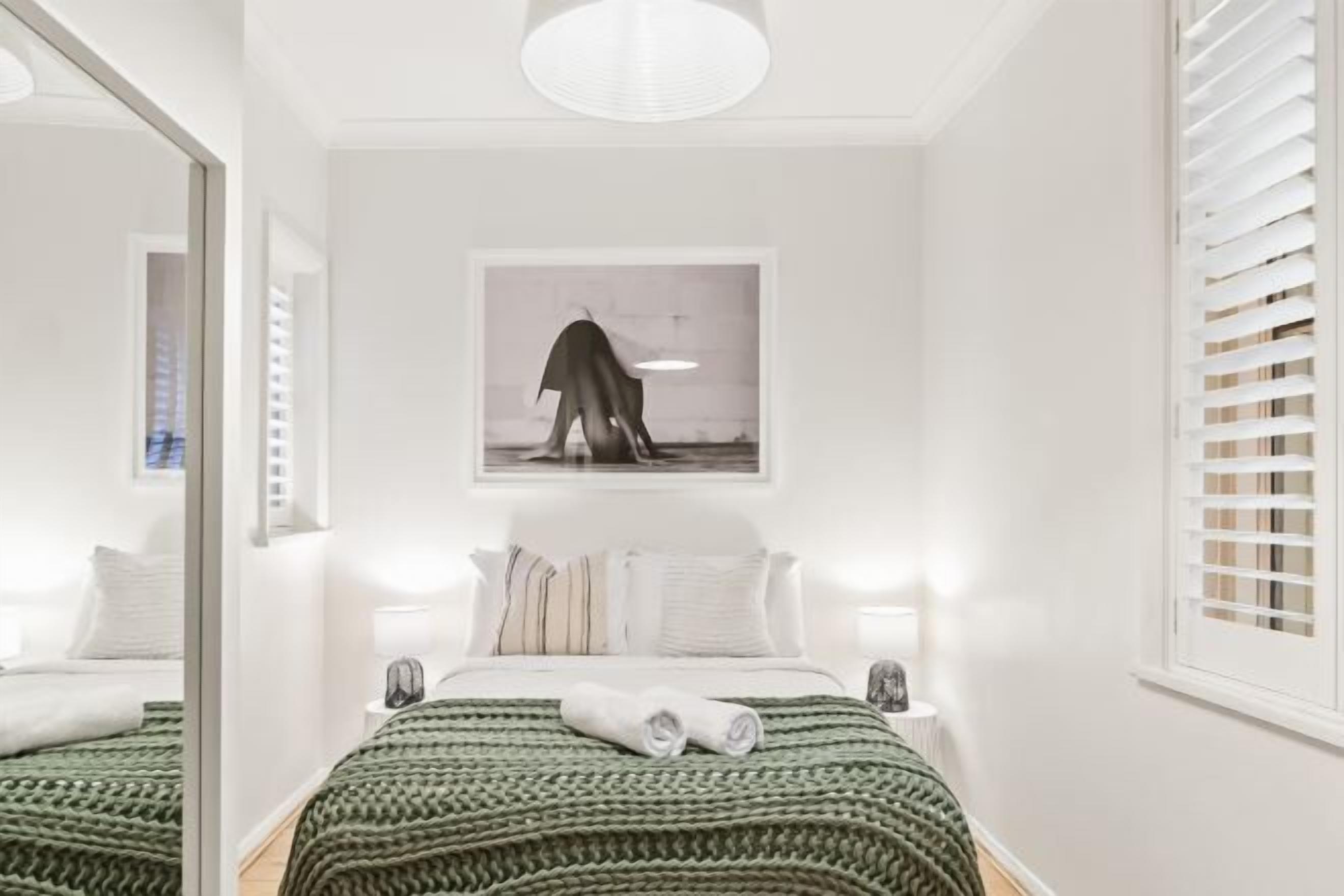 بديكورات فريدة لكل غرفة وطراز فريد لكل وحدة ومكواة/لوح كي