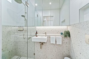Bathroom - Palm View Collective (Elizabeth Bay)