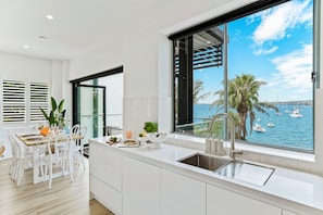 Appartement (The Phoenix at Palm View Collective) | Cuisine privée | Réfrigérateur grande capacité avec congélateur, four à micro-ondes