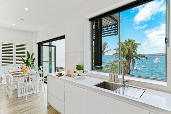 Appartement (The Phoenix at Palm View Collective) | Privékeuken | Een koelkast met diepvriezer, een microgolfoven, een oven, een kookplaat