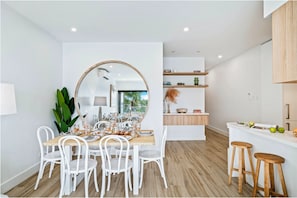 Departamento (The Coconut at Palm View Collective) | Comedor