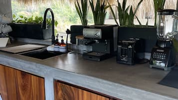 Refrigerador, cafetera y tetera, tostadora y licuadora