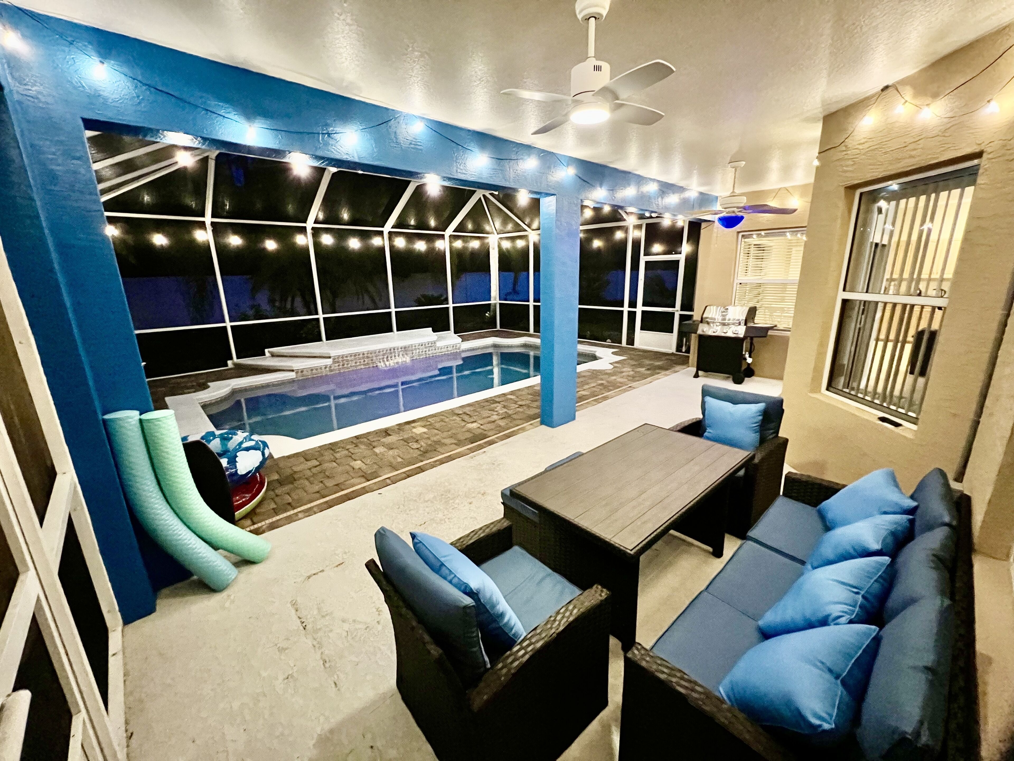 Una piscina al aire libre, una piscina climatizada