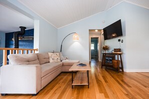 Smart TV, fireplace, computer monitors - Sunset Bay - Experience Stunning Sunsets on Coon Lake - Charming 2 Bedroom House (Wyoming)