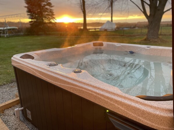 Outdoor spa tub