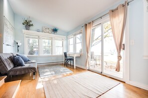 TV connectée, cheminée, écrans d'ordinateur