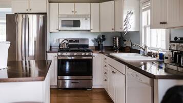 Frigorifero, microonde, forno, piano cottura